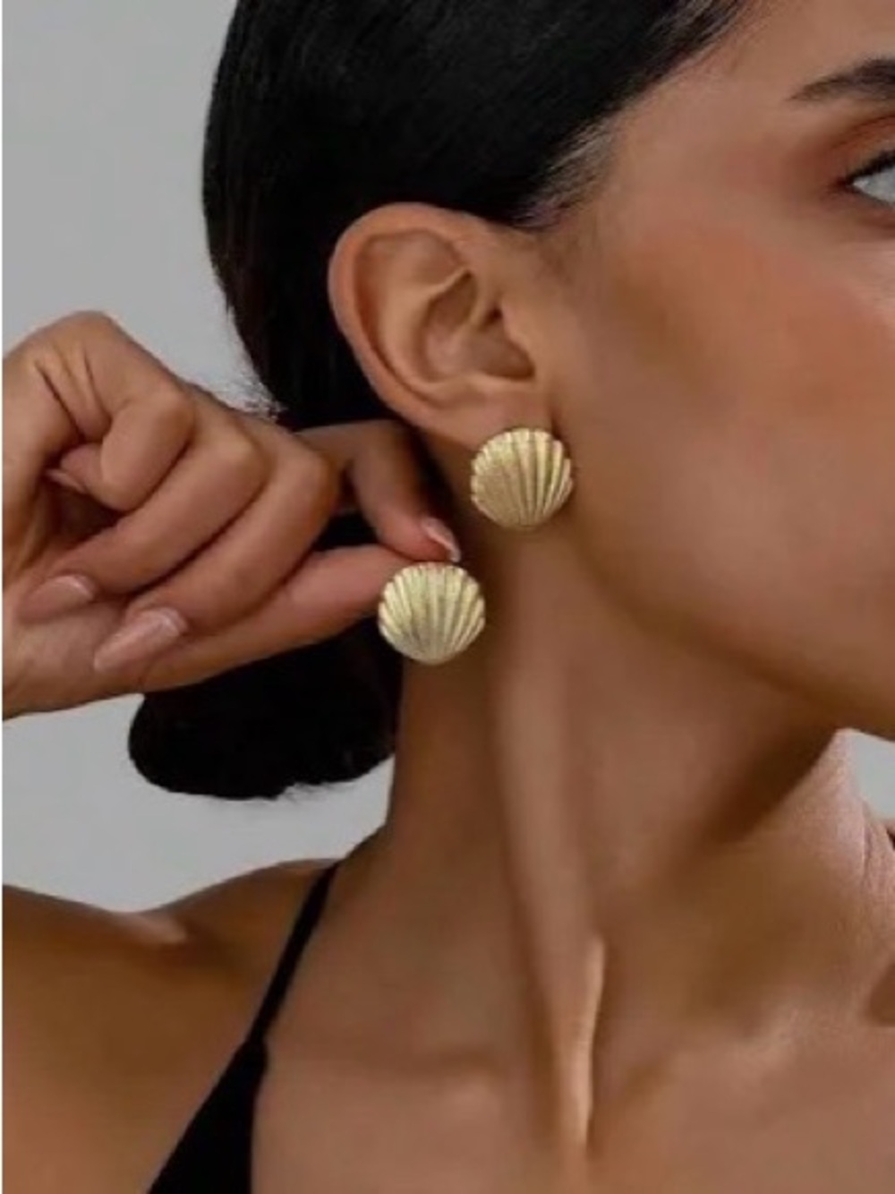 Gold Shell Disc Earrings - Elegant Women's Jewelry